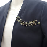 シャネル CHANEL ロゴ ピンブローチ ブローチ メタル ブラック ゴールド レディース【中古】【Aランク】
