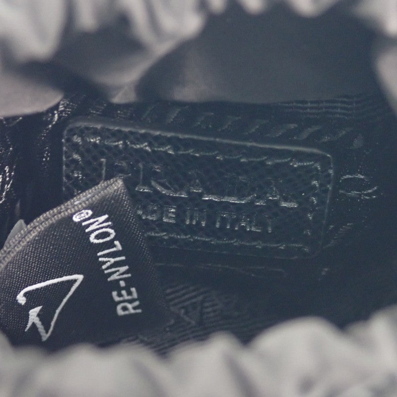 プラダ PRADA Re-Nylon ミニポーチ キーチェーン Air Pods Pro ケース 2TT170_2DMK_F0002 バッグチャーム ナイロン ブラック レディース メンズ ユニセックス【中古】【Aランク】