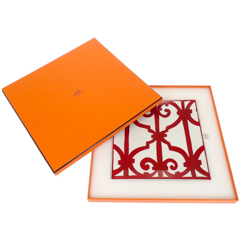 エルメス HERMES ガダルキヴィール プチカレプレートNo5 011045P 食器 陶磁器 ポーセリン レッド ホワイト レディース【中古】【SAランク】