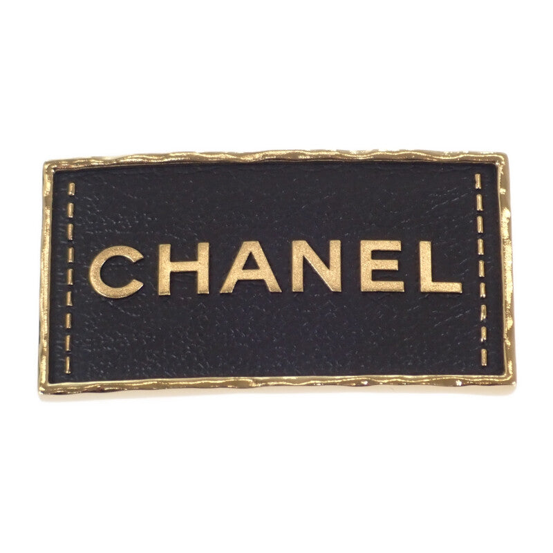 【Aランク】シャネル CHANEL ロゴプレートブローチ ABA771 ブローチ メタル レザー ゴールド ブラック A23S刻印 ゴールド金具 レディース ユニセックス【ISEYA】