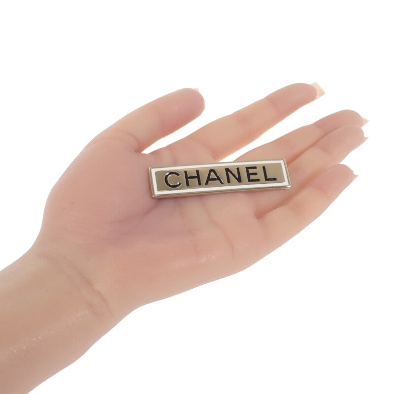 シャネル CHANEL ロゴプレート B21B刻印 ブローチ メタル ゴールド