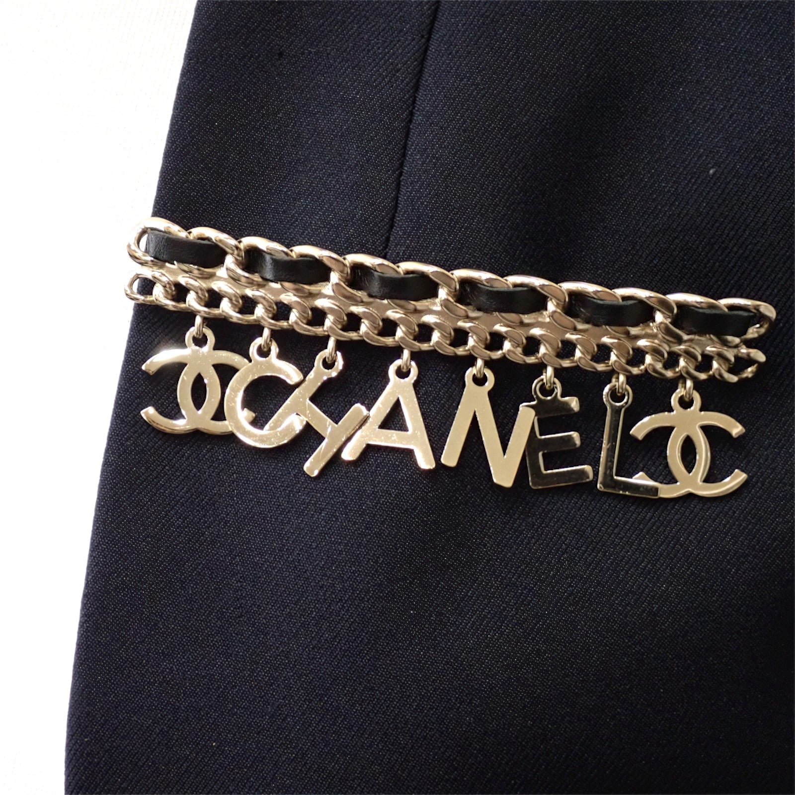シャネル CHANEL CCロゴチェーン B19P ブローチ メタル レザー ゴールド ブラック レディース【中古】【ABランク】