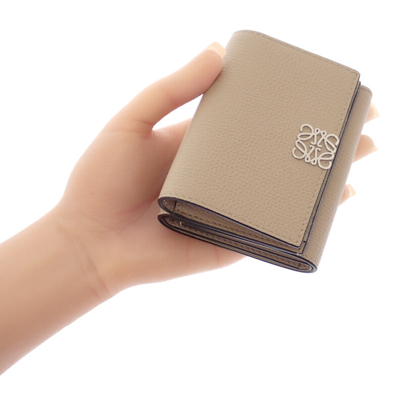 ロエベ LOEWE アナグラム トライフォールド コンパクトウォレット C821TR2X16 三つ折り財布 ペブルグレインカーフ サンド ベージュ系 シルバー金具 レディース【中古】【Aランク】