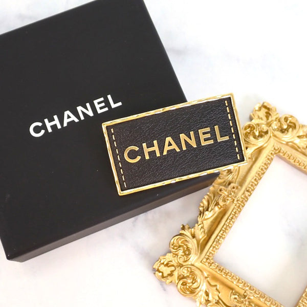 シャネル CHANEL ロゴプレート ABA771 ブローチ メタル レザー ゴールド ブラック レディース【中古】【Aランク】