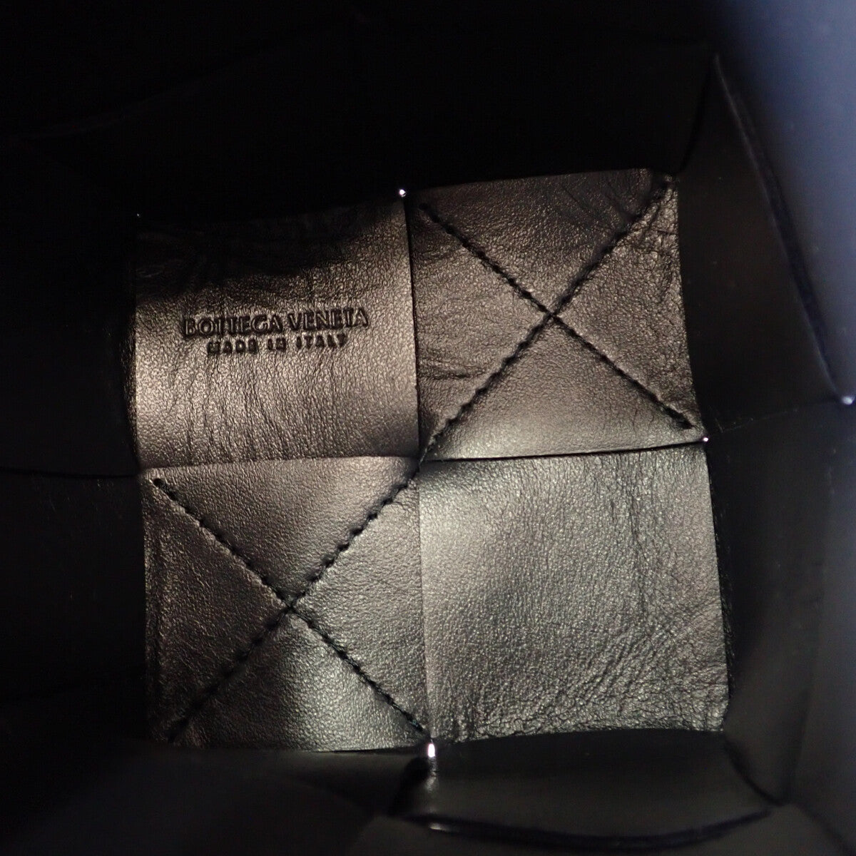 ボッテガヴェネタ BOTTEGA VENETA カセットミニ クロスボディバケット 680217VCQC48837 ショルダーバッグ ラムスキン イントレチャート ネイビー レディース【中古】【ABランク】