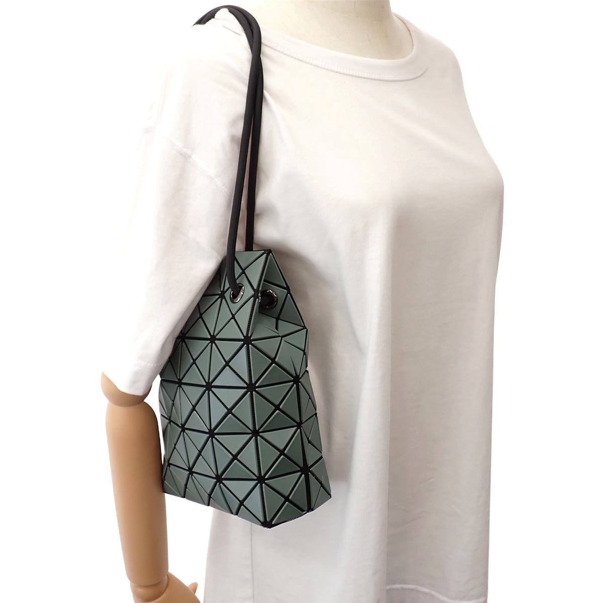 イッセイミヤケ ISSEY MIYAKE バオバオ ショルダーバッグ BB13-AG561-64 ショルダーバッグ ポリエステル ナイロン グリーン メンズ レディース【中古】【Aランク】
