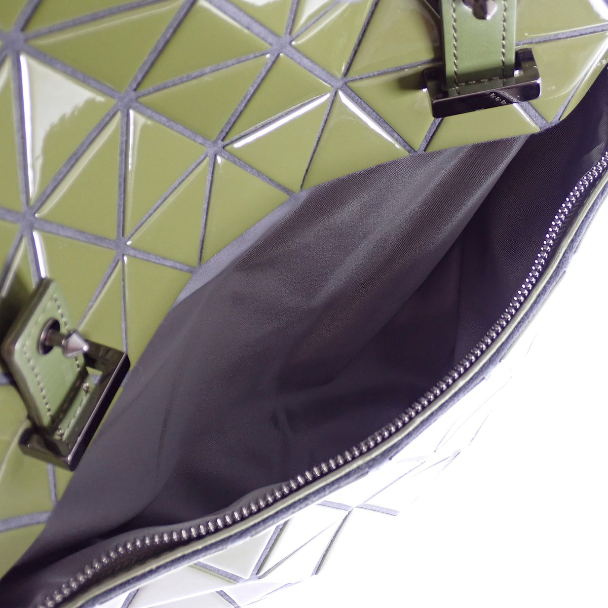 イッセイミヤケ ISSEY MIYAKE バオバオ バックパック BB61-AG321-65 リュック・デイパック ポリエステル ナイロン カーキ メンズ レディース【中古】【Aランク】